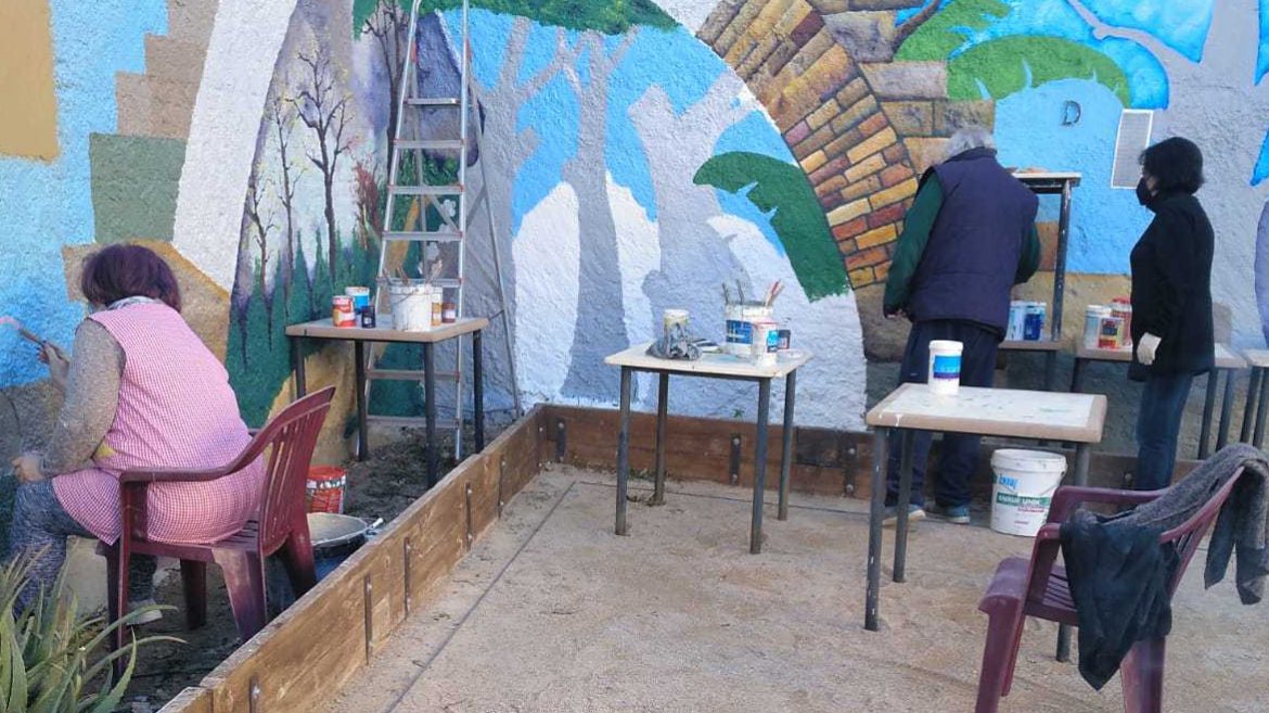 Las personas mayores del centro Virgen del Olivar decoran el patio con un mural