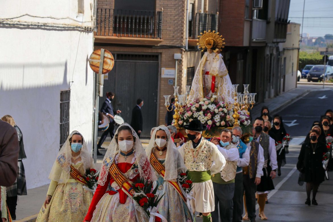 Los falleros y clavariesas de Santos Patronos procesionan a la Virgen de los Desamparados