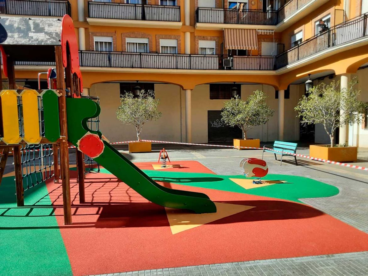 Torrent actualiza y sustituye el suelo de las áreas de juegos de las calles Pintor Miró, San Gregorio y San Raimundo de Peñafort
