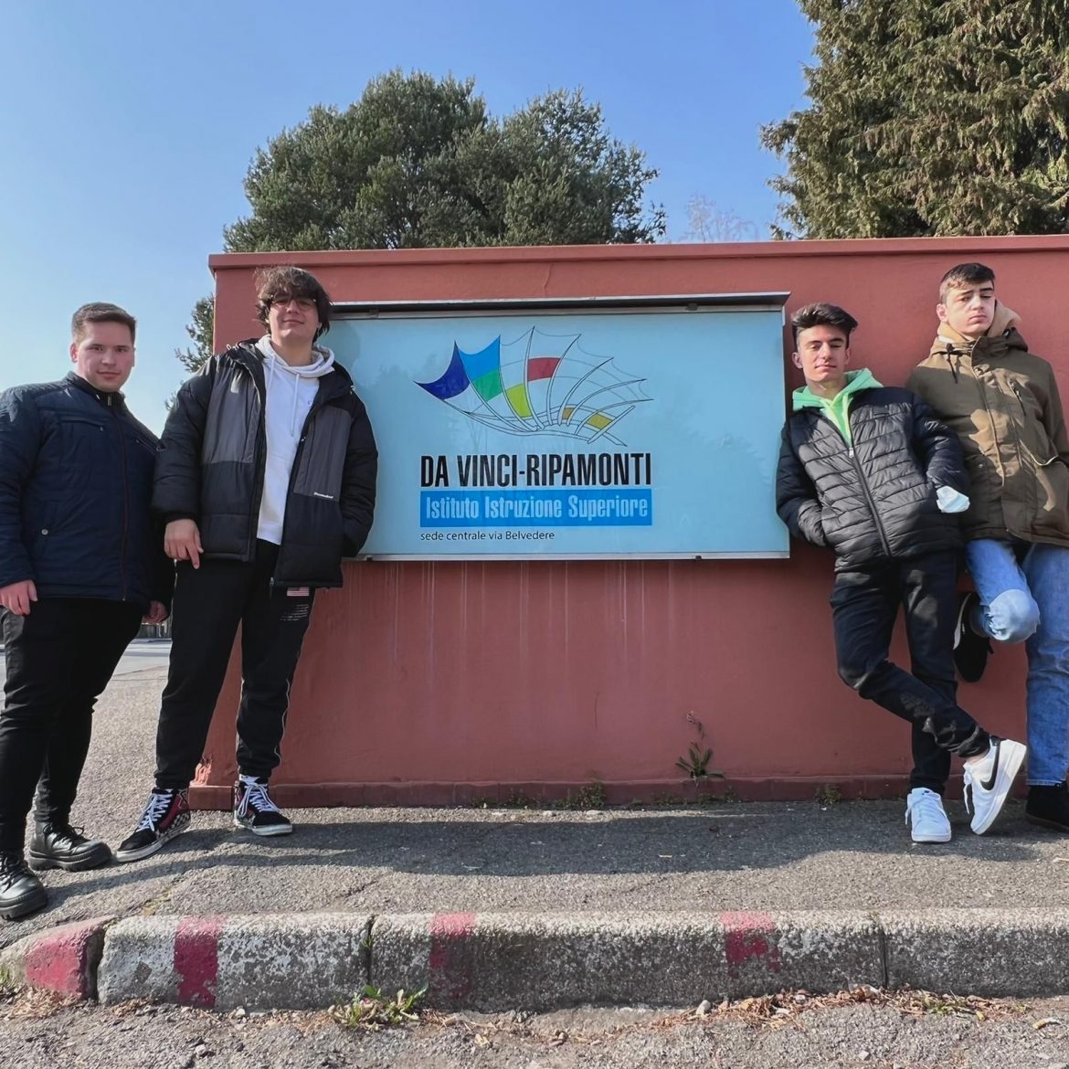 Cuatro alumnos del ciclo de Vídeo DJ del IES La Marxadella realizan estas semanas prácticas formativas en empresas italianas de la ciudad de Como, Italia