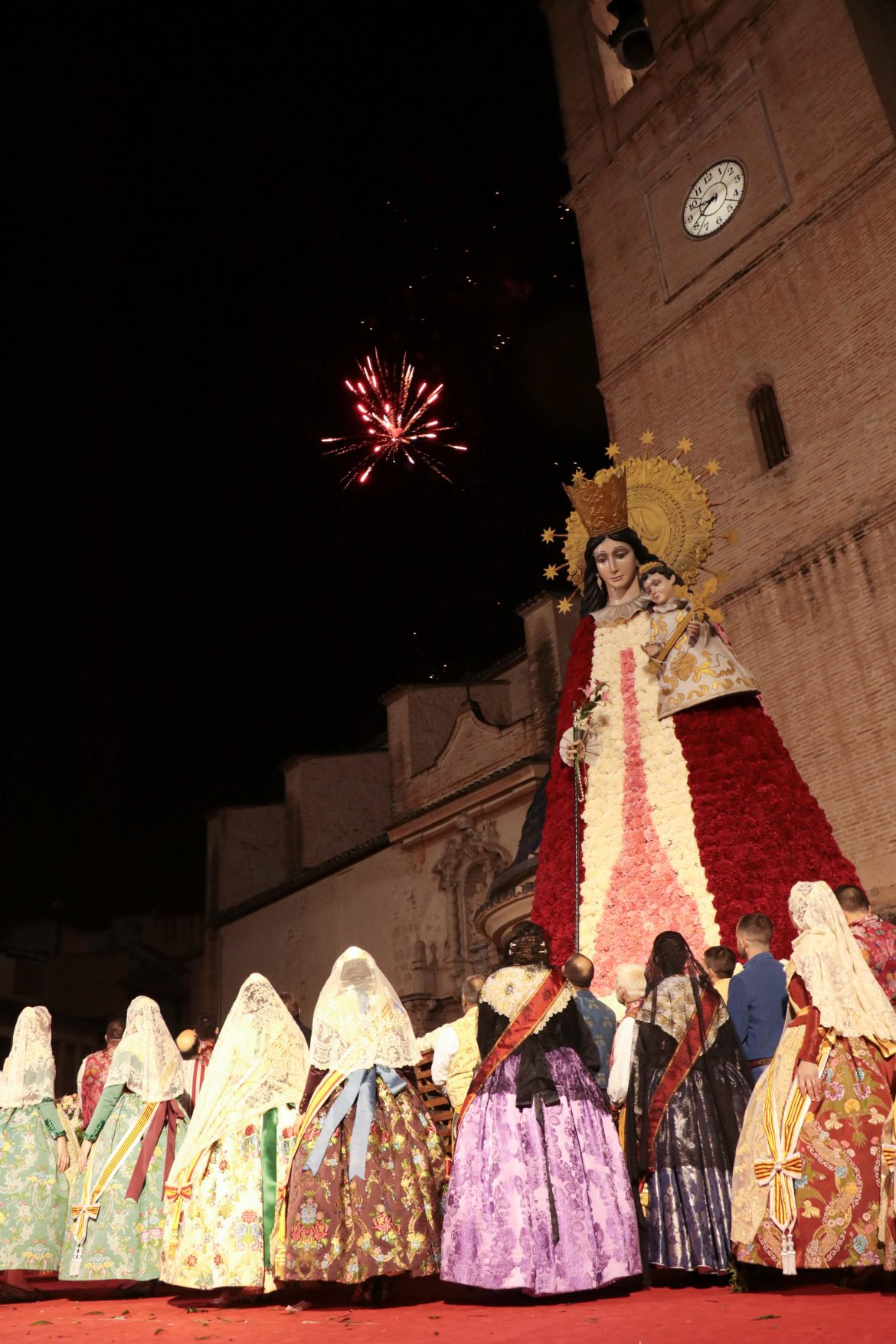 Cientos de falleros y falleras participan en la Ofrenda a la Virgen María de Torrent