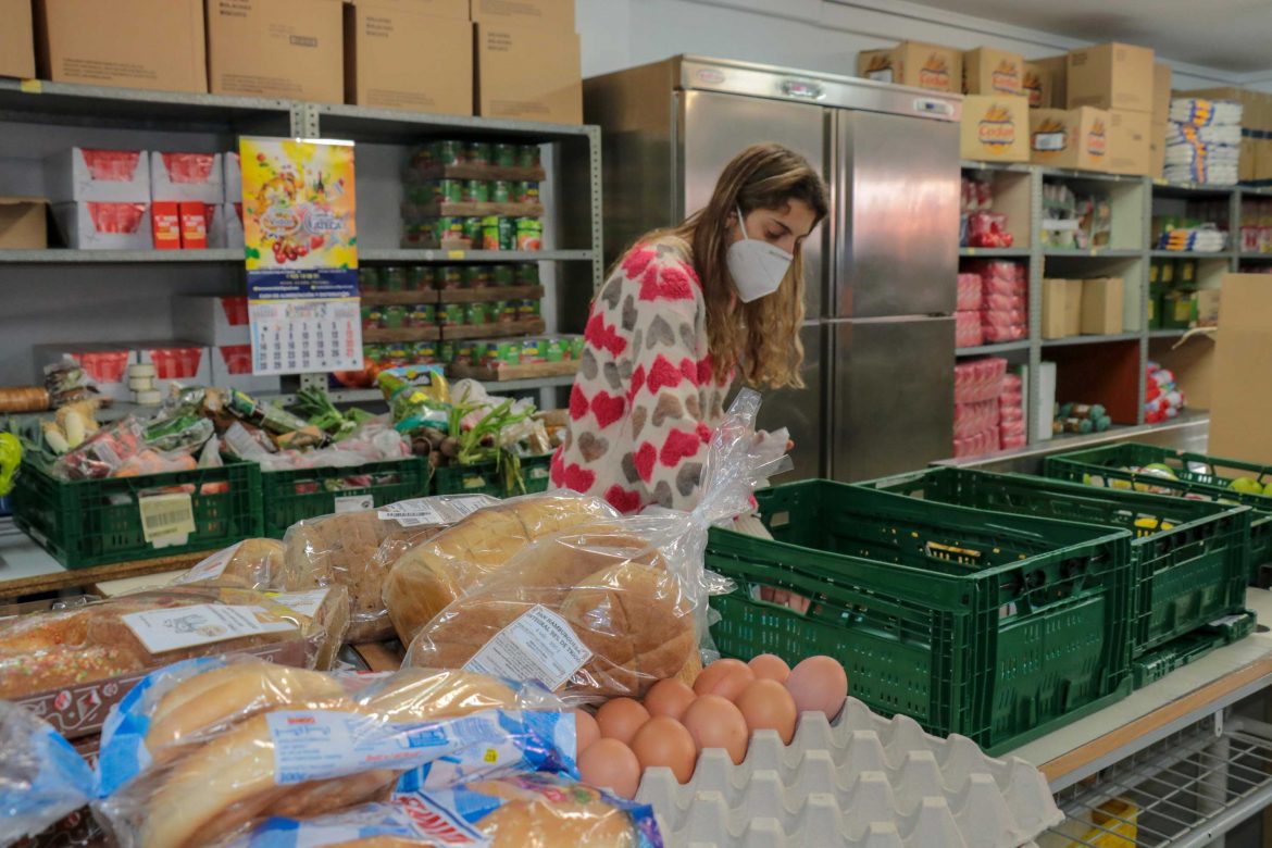 Caixa Rural Torrent realiza una donación al punto de alimentos
