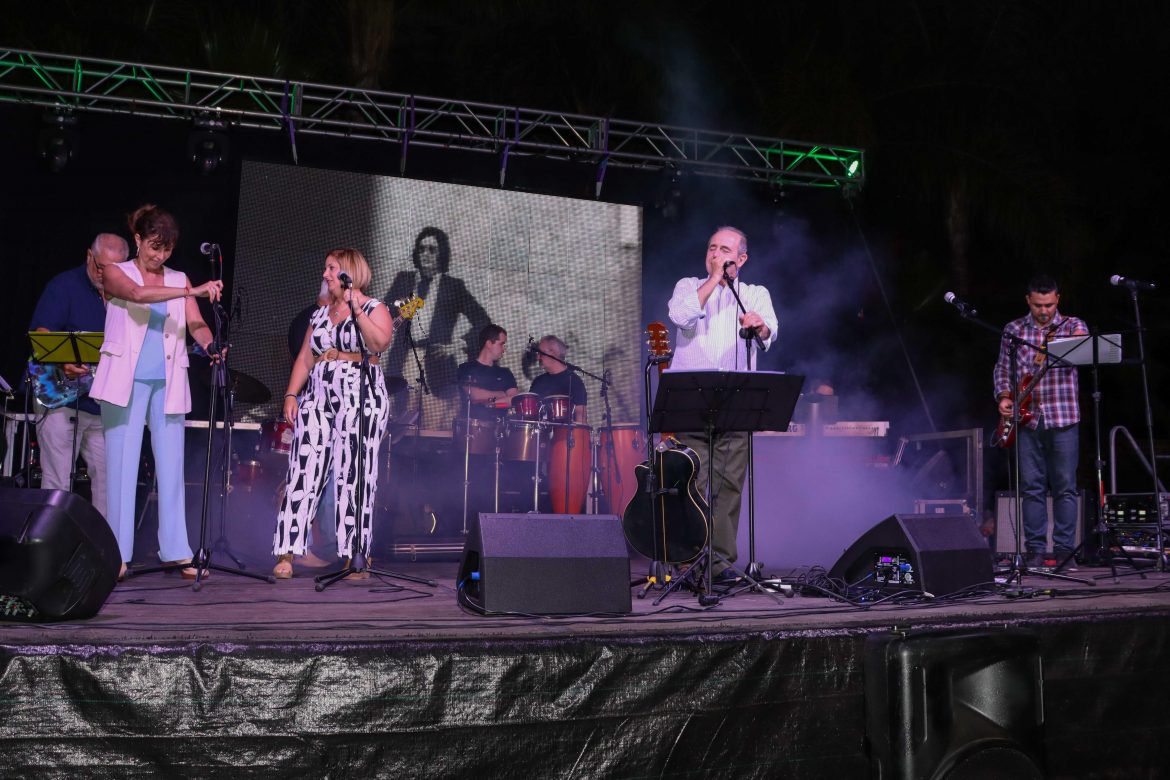 El grupo Lluvia homenajea al cantante Rubén Medina en el 50ª aniversario de la banda