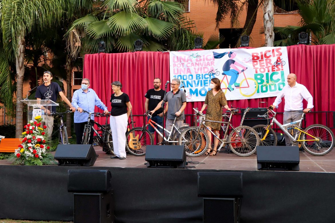 El Col·lectiu Soterranya entrega la bici número 1000 del proyecto Bicis per a totes en l’Hort de Trénor