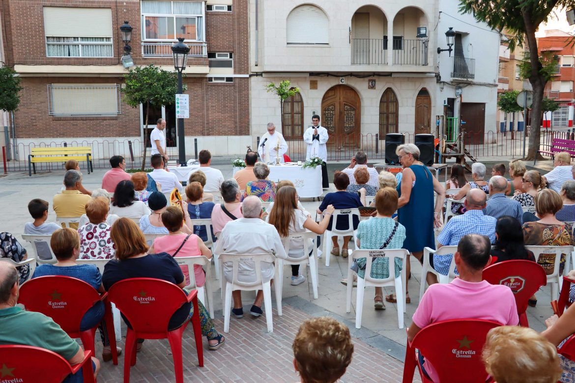 Los vecinos y vecinas de la plaza Sant Roc celebran una misa en honor al santo