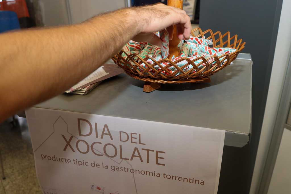 Torrent celebra el Día Internacional del Chocolate repartiendo muestras de chocolate torrentino entre la ciudadanía