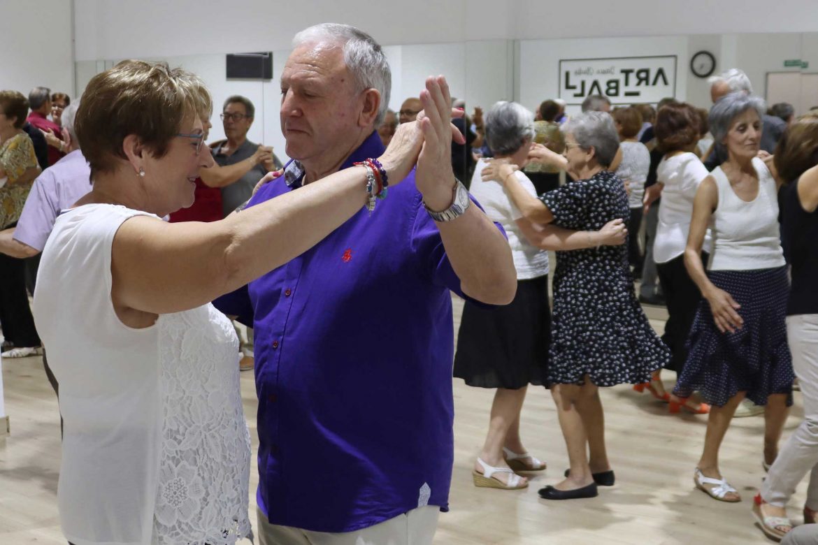 Más de 300 personas participan en el primer fin de semana del programa “Ven a bailar con los mayores”