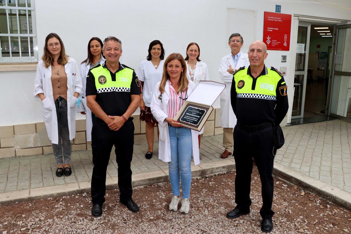 El Centro Auxiliar Monte Vedat reconoce el trabajo de la Policía Local durante la pandemia con una placa conmemorativa