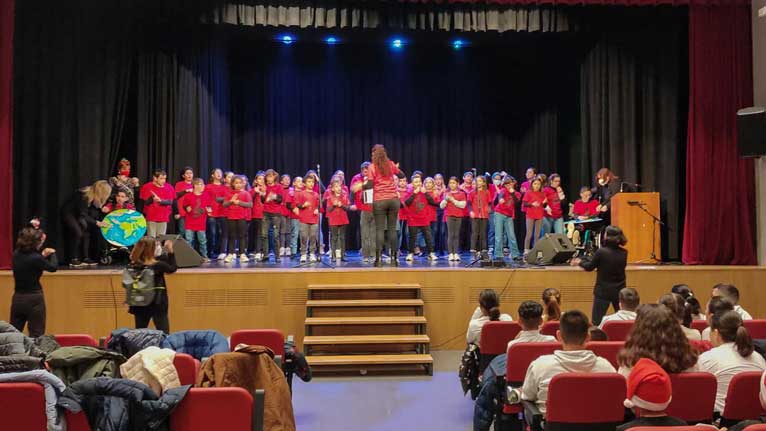 Los centros educativos de Torrent cantan en valenciano en la XXIII Trobada de Nadales de La Gavella