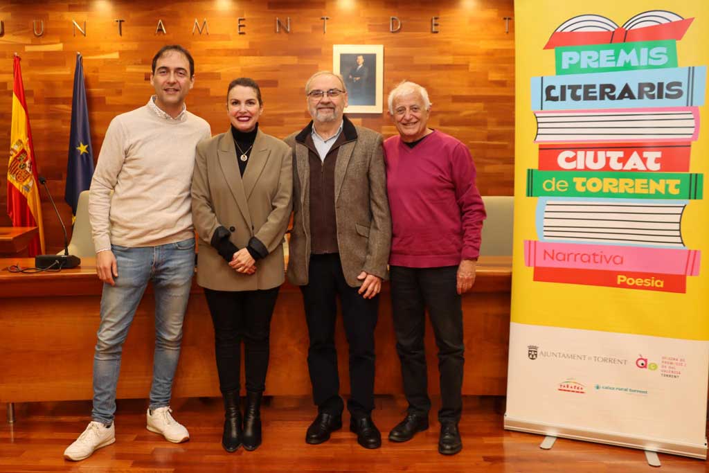 Els ‘Premis Literaris Ciutat de Torrent’ reconeixen el talent de Carles Mulet y Vicent Sanhermelando