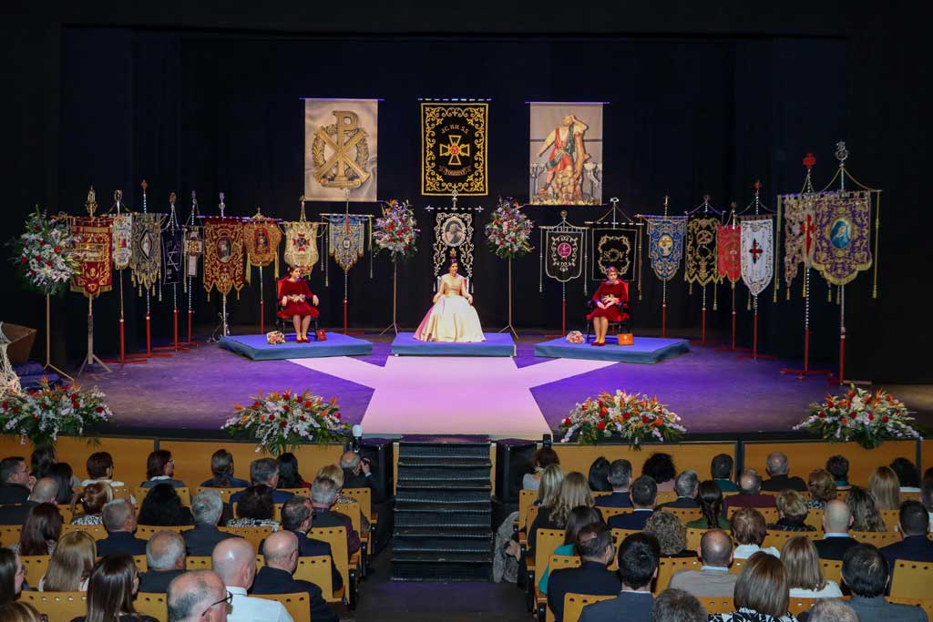 Inma Muñoz Palencia es nombrada como Reina del Encuentro y Ángel de la Resurreción 2023 ante los aplausos del Auditori de Torrent