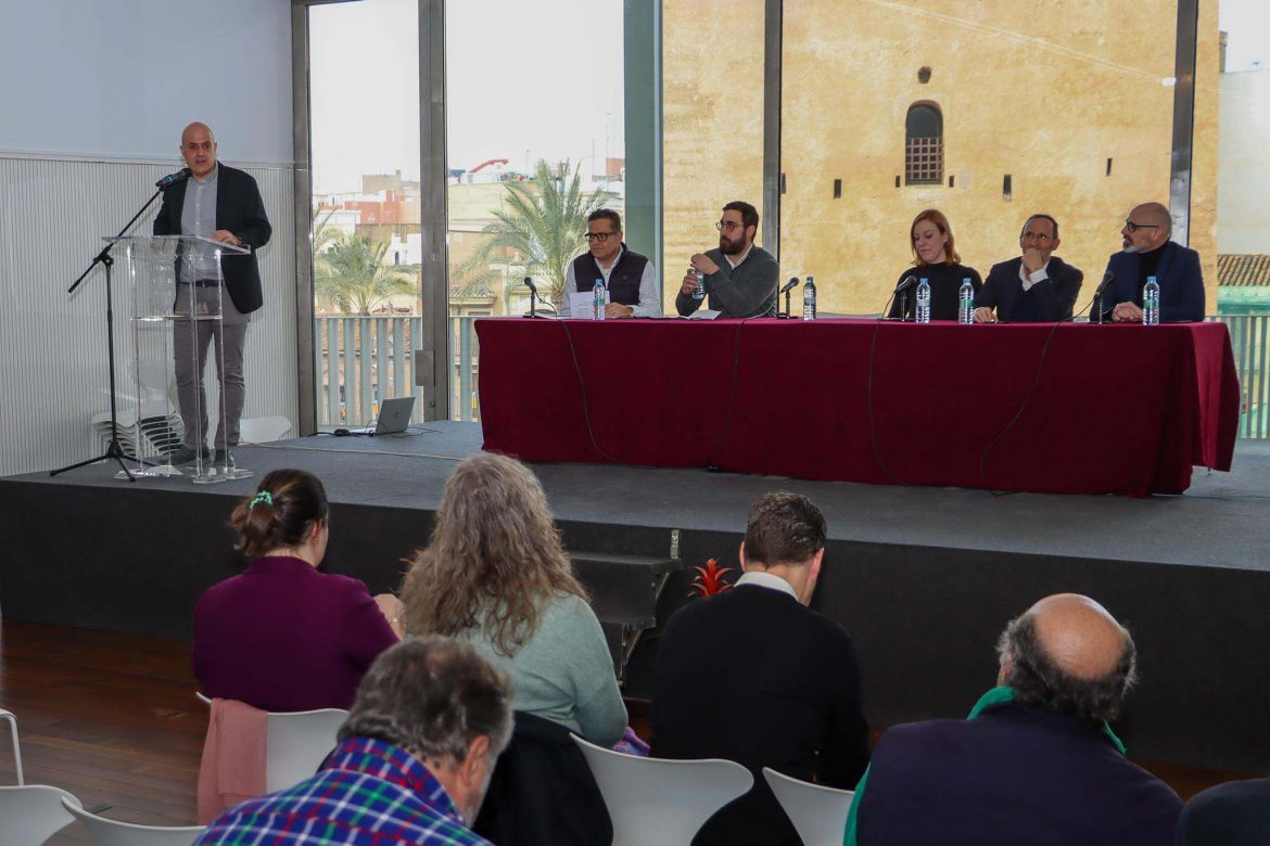 La feria de movilidad sostenible ‘Horitzó Horta Sud’ llena la Sala Cívica de l’Antic Mercat