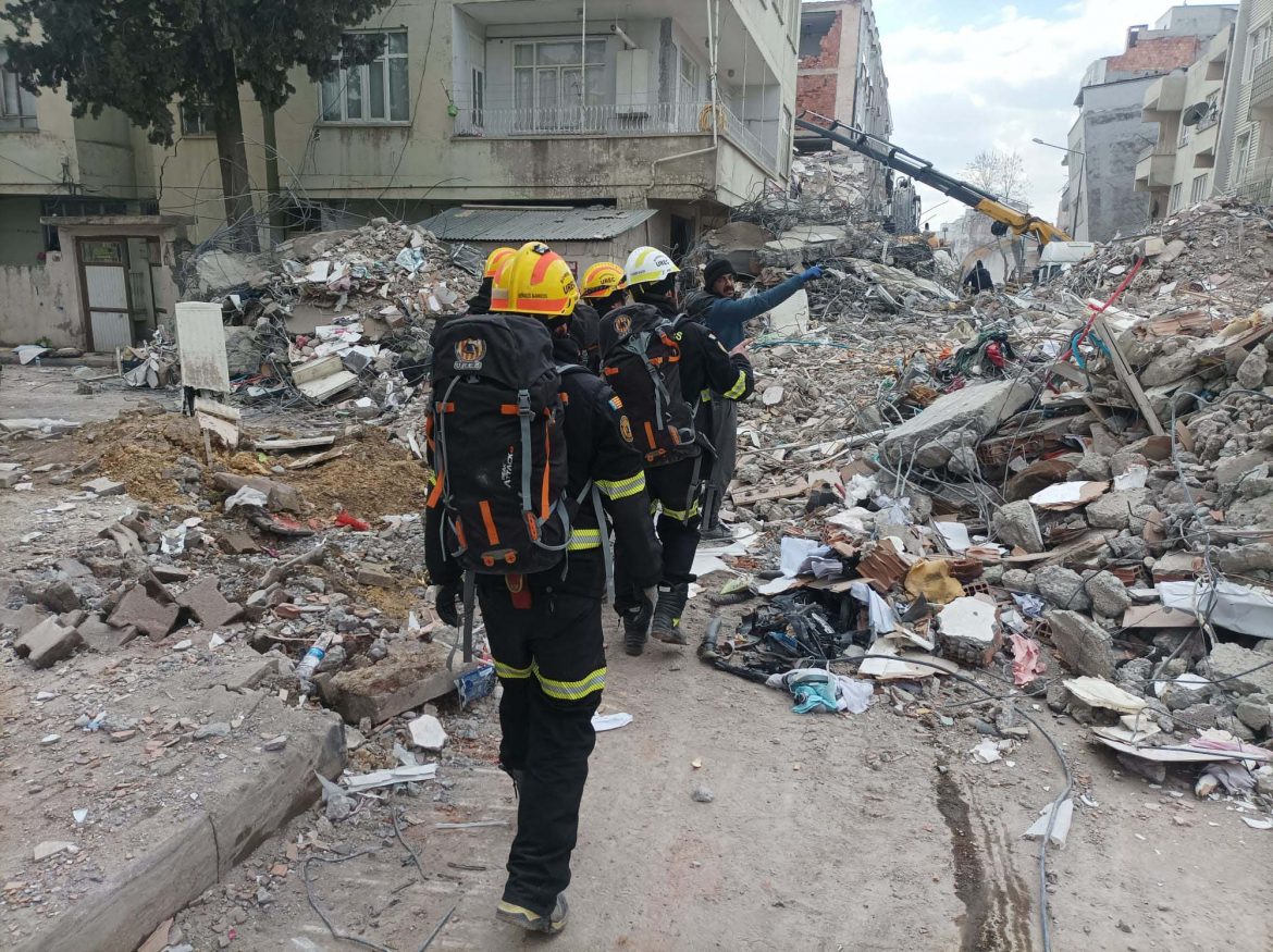 Los miembros del Parque de Bomberos de Torrent, Rubén Aranaz y el torrentino Christian Andreu, rescatan a dos personas tras el terremoto de Turquía