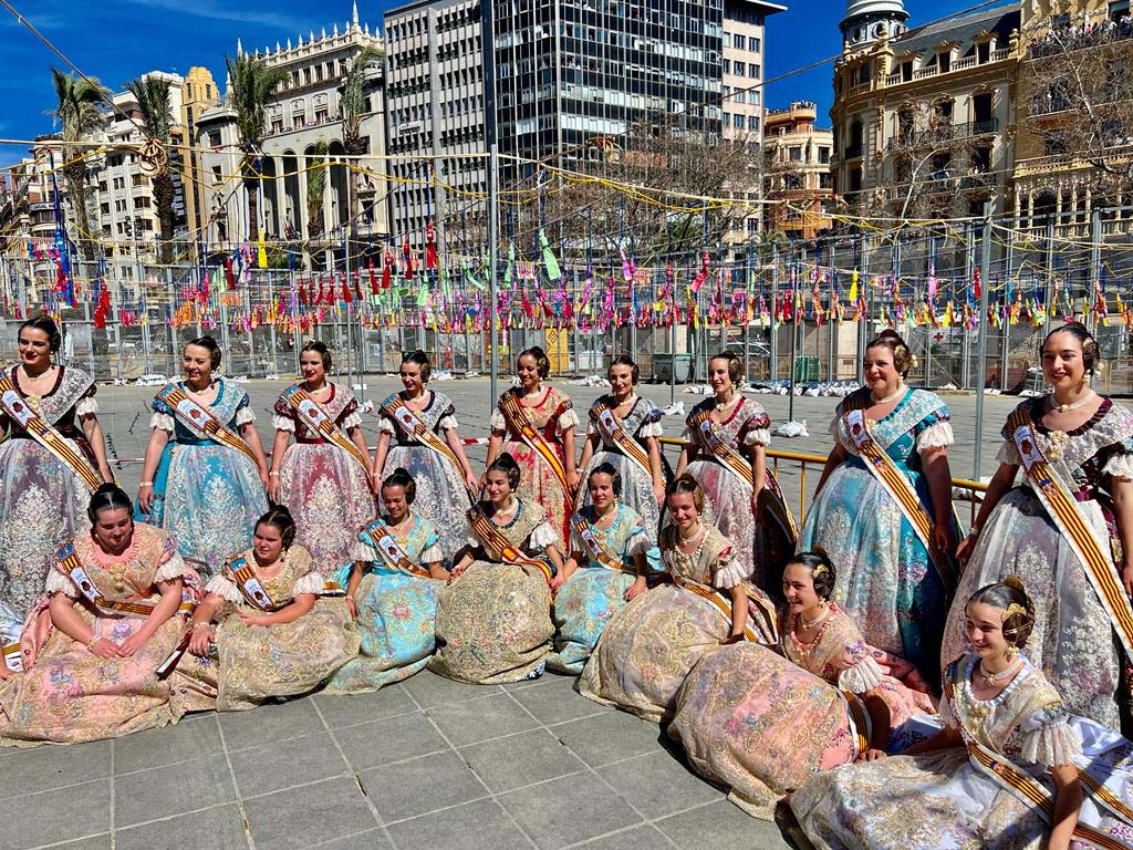 Las Falleras Mayores de Torrent visitan les Corts Valencianes