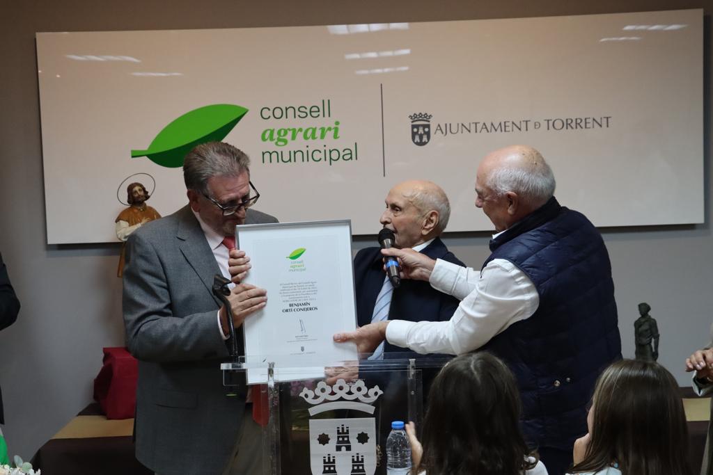 Torrent homenajea a Benjamín Ortí Conejero con el galardón ‘Llaurador de l’any 2023’