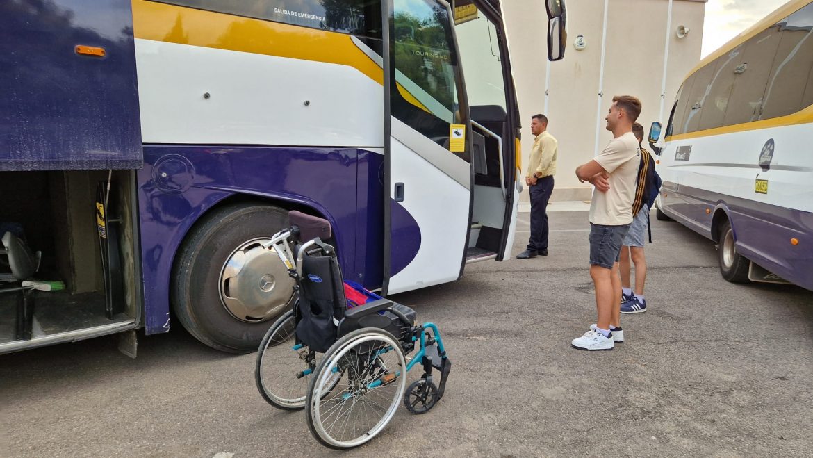 Duro comunicado del AMPA de La Encarnación tras resultar heridos un alumno en silla de ruedas y su madre al atascarse la rampa del bus escolar