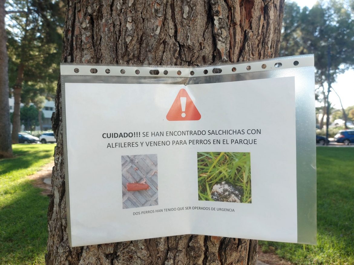 Carteles en un parque de Torrent alertan de salchichas envenenadas con alfileres: dos perros ya habrían tenido que ser intervenidos de urgencia