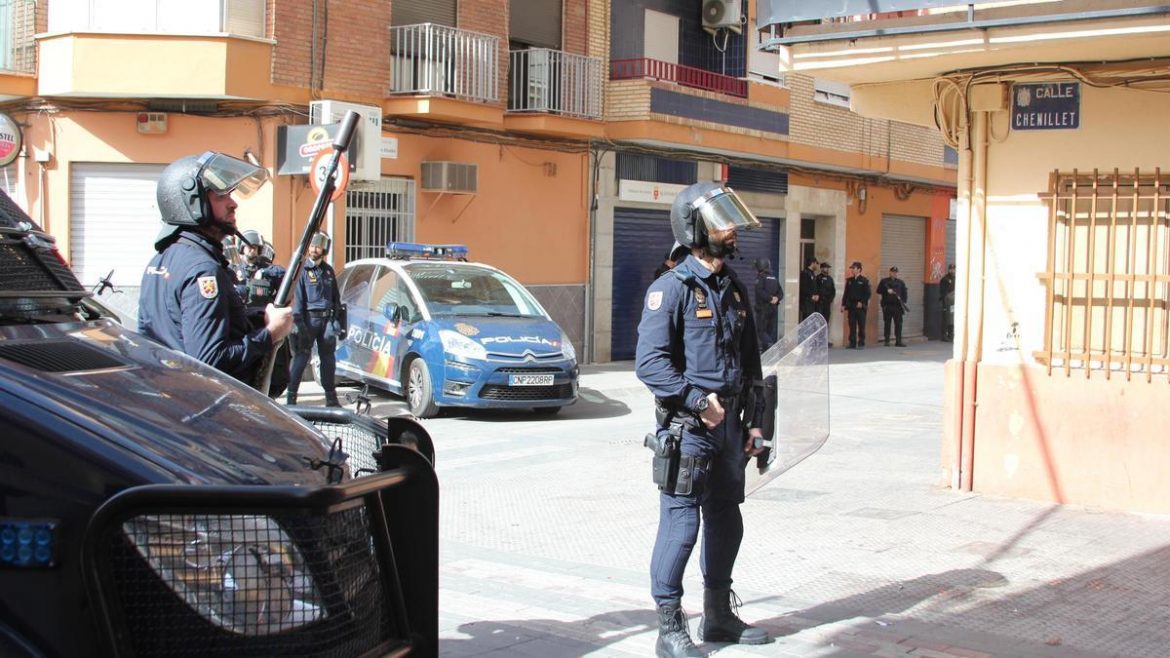 Detenido por asestar cuatro cuchilladas a un hombre de origen argelino por un problema de drogas en el Xenillet 