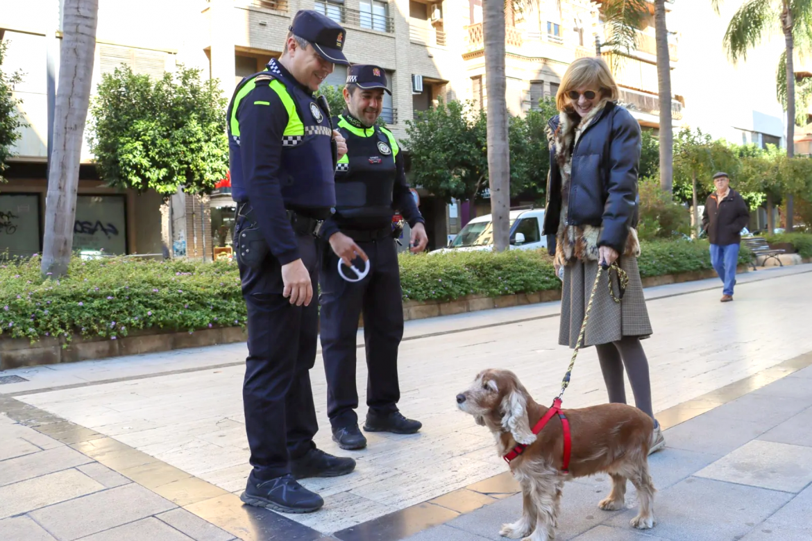 La Policía Local pedirá a los propietarios de perros con los que se crucen que sus mascotas no hagan sus necesidades en la calle