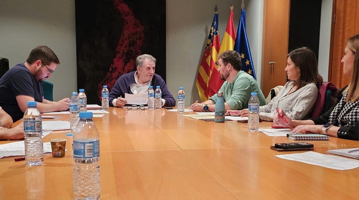 Una asesora de alcaldía del PP de Torrent publica un fotomontaje señalando al Grupo Socialista y les acusa de “vender España”