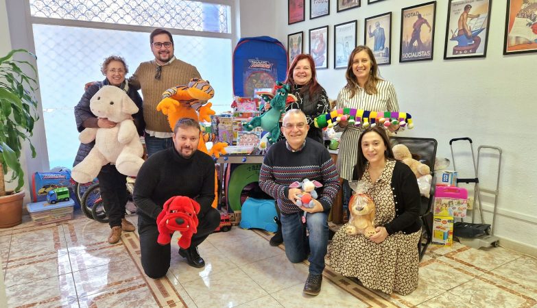 Entrega de jugutes de PSOE Torrent a Dona'm la mà