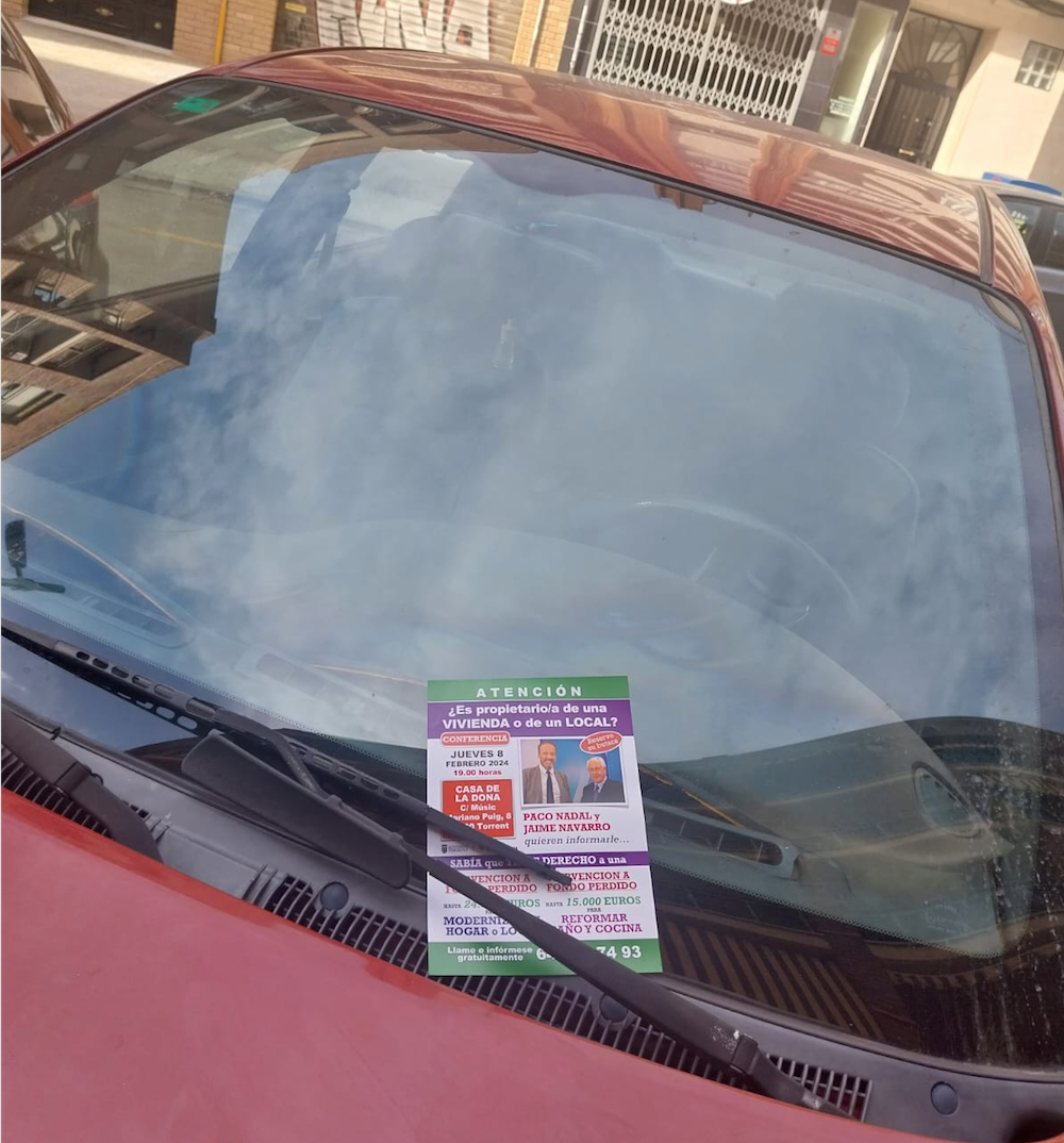 El equipo de gobierno de PP-Vox incumple la Ordenanza de Convivencia Ciudadana al colocar panfletos en parabrisas de coches para promocionar un acto del Ayuntamiento